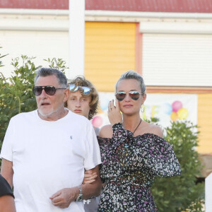 Laeticia Hallyday, Jean-Claude Camus avec sa fille Isabelle Camus et son petit-fils Joalukas Noah - Laeticia Hallyday s'est recueillie sur la tombe de Johnny Hallyday avec Jean-Claude Camus accompagné de sa fille et de son petit-fils au cimetière de Lorient à Saint-Barthélemy le 24 avril 2018.