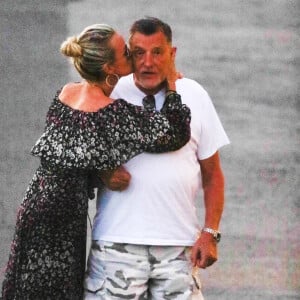 Laeticia Hallyday, Jean-Claude Camus - Laeticia Hallyday s'est recueillie sur la tombe de Johnny Hallyday avec Jean-Claude Camus accompagné de sa fille et de son petit-fils au cimetière de Lorient à Saint-Barthélemy le 24 avril 2018.