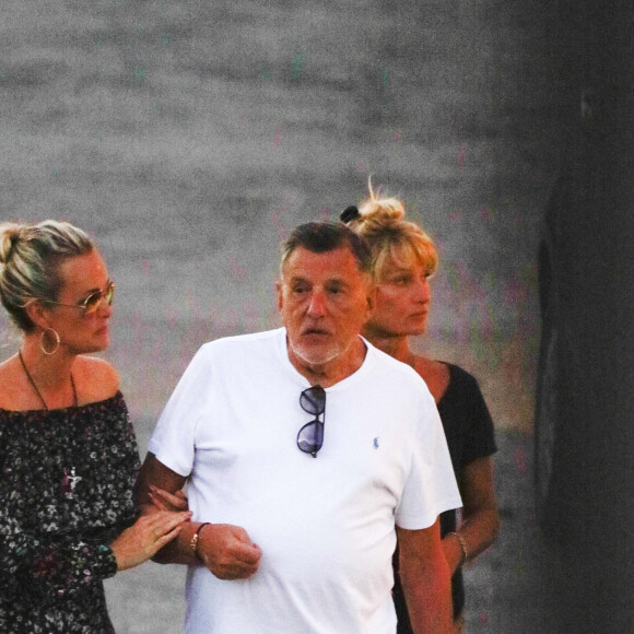 Marie Poniatowski, Laeticia Hallyday, Jean-Claude Camus, Isabelle Camus - Laeticia Hallyday s'est recueillie sur la tombe de Johnny Hallyday avec Jean-Claude Camus accompagné de sa fille et de son petit-fils au cimetière de Lorient à Saint-Barthélemy le 24 avril 2018.