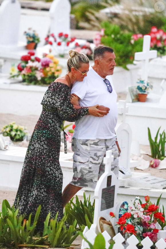 Laeticia Hallyday, Jean-Claude Camus - Laeticia Hallyday s'est recueillie sur la tombe de Johnny Hallyday avec Jean-Claude Camus accompagné de sa fille et de son petit-fils au cimetière de Lorient à Saint-Barthélemy le 24 avril 2018.