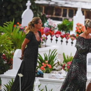 Marie Poniatowski, Laeticia Hallyday, Jean-Claude Camus - Laeticia Hallyday s'est recueillie sur la tombe de Johnny Hallyday avec Jean-Claude Camus accompagné de sa fille et de son petit-fils au cimetière de Lorient à Saint-Barthélemy le 24 avril 2018.