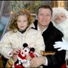 Archives - Francis Huster et sa fille Elisa célèbrent Noël à DisneyLand Paris. Le 9 novembre 2003.