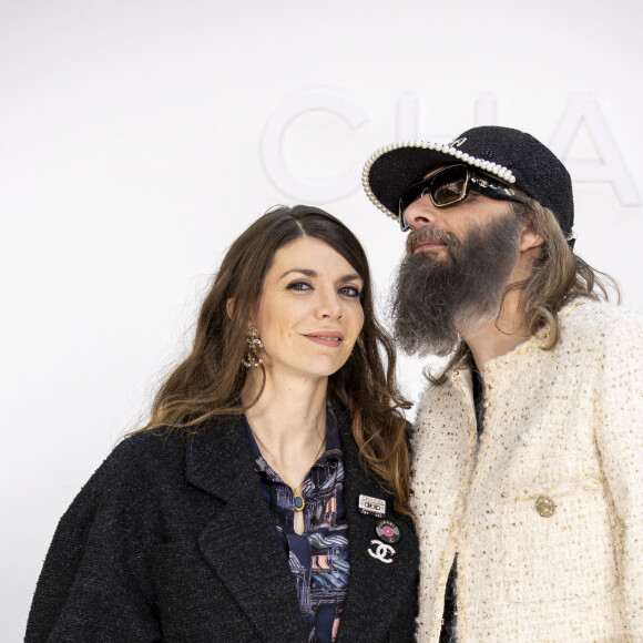 Amandine de la Richardière et son mari Sébastien Tellier - Photocall - Défilé Chanel collection prêt-à-porter Automne/Hiver 2020-2021 lors de la Fashion Week à Paris, le 3 mars 2020. © Olivier Borde/Bestimage