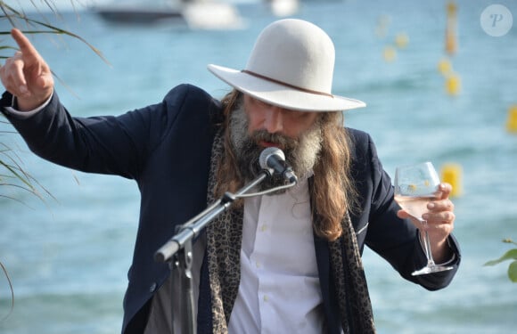 Sébastien Tellier - Live de Sébastien Tellier sur la plage de la Villa Schweppes lors du 70e Festival International du Film de Cannes Le 22 mai 2017. © Veeren/Bestimage