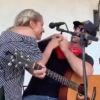 Une jeune femme tousse sur le chanteur Clayton Gardner lors d'un concert, diffusé en live sur Facebook. Le 20 juillet 2020.