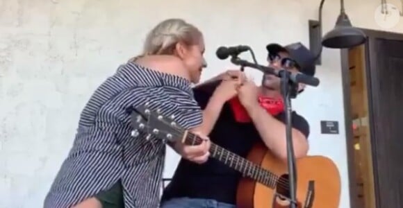 Une jeune femme tousse sur le chanteur Clayton Gardner lors d'un concert, diffusé en live sur Facebook. Le 20 juillet 2020.