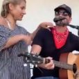 Une jeune femme tousse sur le chanteur Clayton Gardner lors d'un concert, diffusé en live sur Facebook. Le 20 juillet 2020.