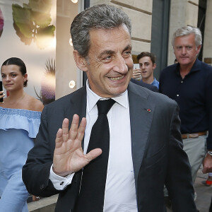 Nicolas Sarkozy dédicace son livre "Passions" puis se promène, à la rencontre des habitants de Bordeaux, le 4 juillet 2019. © Patrick Bernard/Bestimage