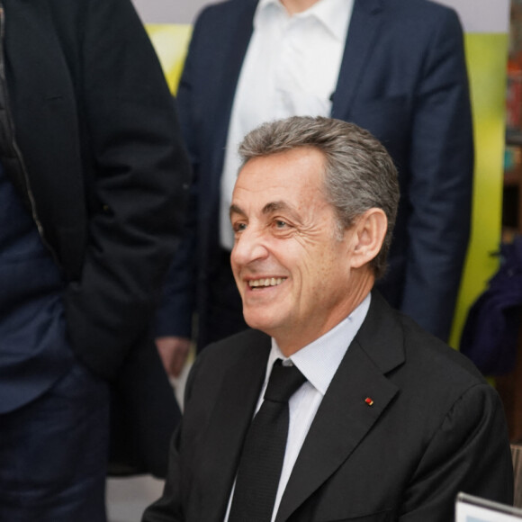 Nicolas Sarkozy dédicace son livre 'Passions' dans la libraire Goyard à Nîmes, le 4 décembre 2019. © Stéphanie Gouiran / Panoramic / Bestimage
