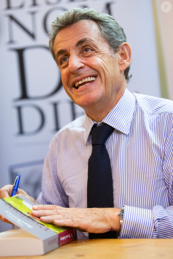 Nicolas Sarkozy dédicace son livre "Passion" à la librairie Filigranes à Bruxelles le 18 octobre 2019.