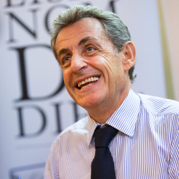 Nicolas Sarkozy dédicace son livre "Passion" à la librairie Filigranes à Bruxelles le 18 octobre 2019.