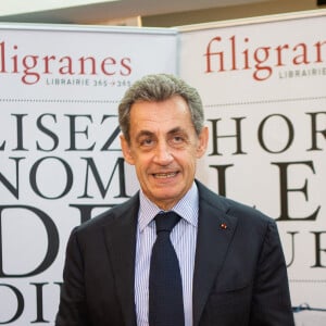 Nicolas Sarkozy dédicace son livre "Passion" à la librairie Filigranes à Bruxelles le 18 octobre 2019.