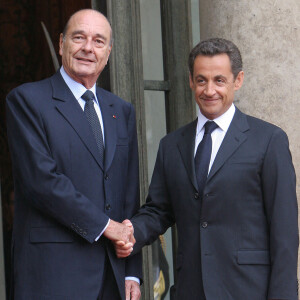 Nicolas Sarkozy et Jacques Chirac lors de la passation de pouvoir au palais de l'Elysée à Paris. Le 16 mai 2007.