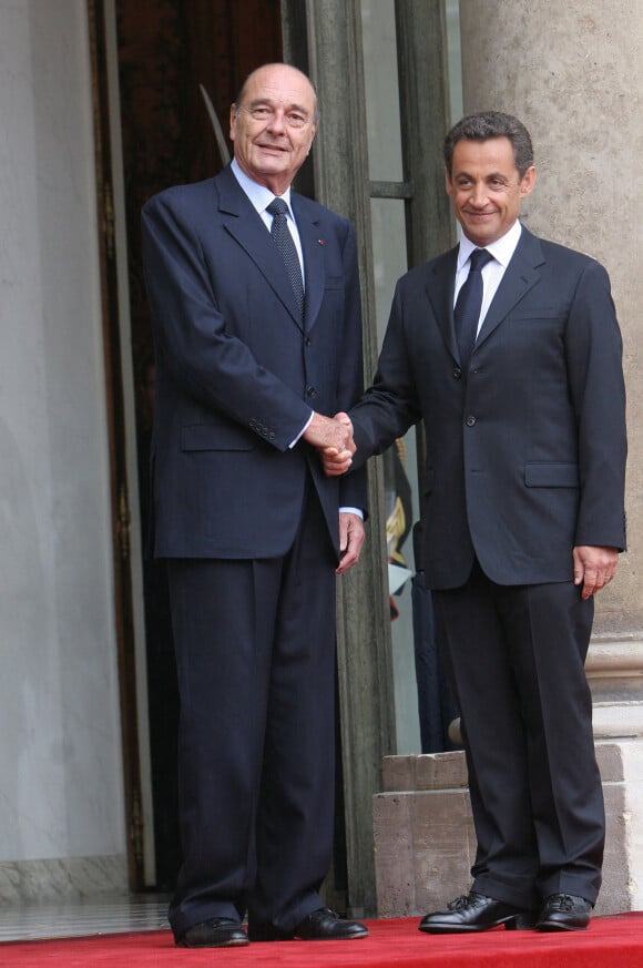 Nicolas Sarkozy et Jacques Chirac lors de la passation de pouvoir au palais de l'Elysée à Paris. Le 16 mai 2007.
