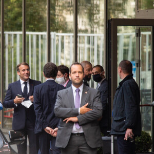 Exclusif - Le Président français Emmanuel Macron, met son masque à la sortie de son hôtel bruxellois avant de se rendre au Sommet européen à Bruxelles. Belgique, Bruxelles, 18 juillet 2020.