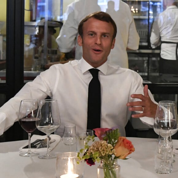 Le président Emmanuel Macron dîne dans un restaurant de La Haye après un entretien avec Mark Rutte, premier ministre des Pays-Bas le 23 juin 2020. © Piroschka van de Wouw / Pool / Bestimage