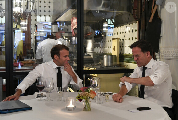 Le président Emmanuel Macron dîne dans un restaurant de La Haye après un entretien avec Mark Rutte, premier ministre des Pays-Bas le 23 juin 2020. © Piroschka van de Wouw / Pool / Bestimage