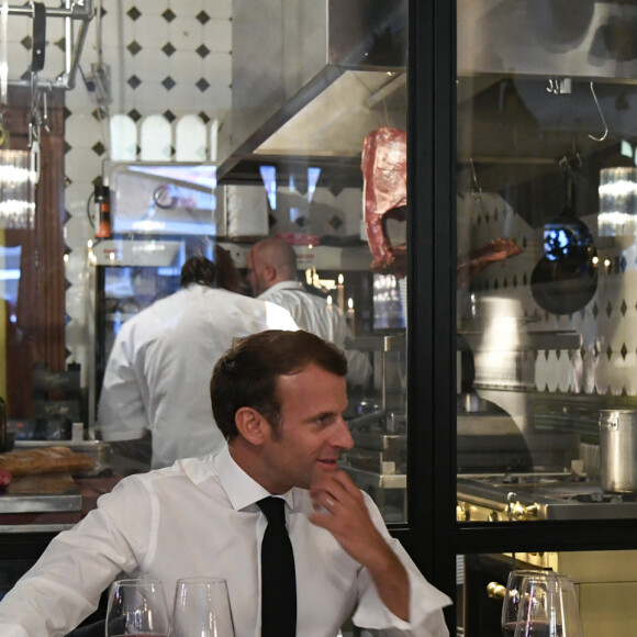 Le président Emmanuel Macron dîne dans un restaurant de La Haye après un entretien avec Mark Rutte, premier ministre des Pays-Bas le 23 juin 2020. © Piroschka van de Wouw / Pool / Bestimage