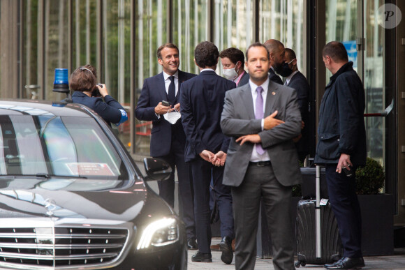 Exclusif - Le Président français Emmanuel Macron, met son masque à la sortie de son hôtel bruxellois avant de se rendre au Sommet européen à Bruxelles. Belgique, Bruxelles, 18 juillet 2020.