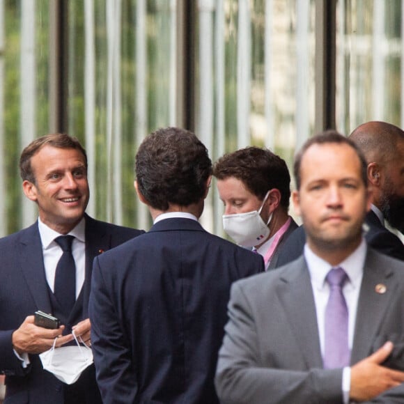 Exclusif - Le Président français Emmanuel Macron, met son masque à la sortie de son hôtel bruxellois avant de se rendre au Sommet européen à Bruxelles. Belgique, Bruxelles, 18 juillet 2020.