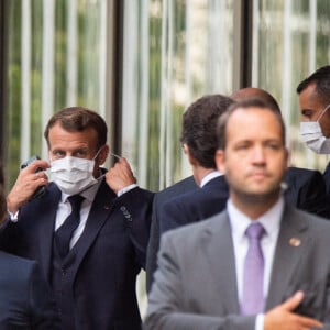 Exclusif - Le Président français Emmanuel Macron, met son masque à la sortie de son hôtel bruxellois avant de se rendre au Sommet européen à Bruxelles. Belgique, Bruxelles, 18 juillet 2020.