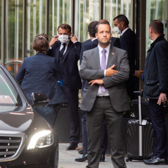 Exclusif - Le Président français Emmanuel Macron, met son masque à la sortie de son hôtel bruxellois avant de se rendre au Sommet européen à Bruxelles. Belgique, Bruxelles, 18 juillet 2020.