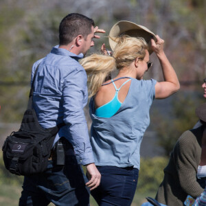 Britney Spears regarde ses fils jouer au football avec son frère Bryan et sa nièce Lexie à Los Angeles le 6 février 2016.