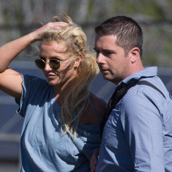 Britney Spears regarde ses fils jouer au football avec son frère Bryan et sa nièce Lexie à Los Angeles le 6 février 2016.