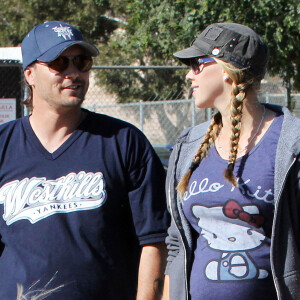 KEVIN FEDERLINE ET VICTORIA PRINCE, ENCEINTE, ENCOURAGENT SEAN PRESTON FEDERLINE (FILS DE BRITNEY SPEARS) LORS DE SON MATCH DE BASE BALL ACCOMPAGNES DE SON FRERE JAYDEN JAMES FEDERLINE ET DE LEUR GRAND PERE JAMIE SPEARS (PERE DE BRITNEY SPEARS) -2011 - Los Angeles