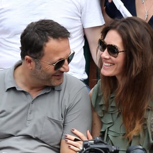 Arthur (Jacques Essebag) et sa compagne Mareva Galanter dans les tribunes lors de la finale homme des Internationaux de Tennis de Roland-Garros à Paris, le 11 juin 2017. © Jacovides-Moreau/Bestimage