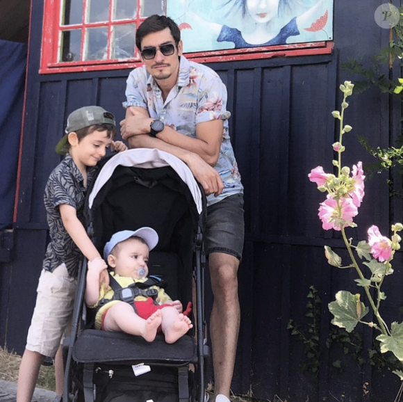 Claude Dartois, candidat de "Koh-Lanta", s'affiche avec ses fils Andrea (né en 2015) et Marceau (né en janvier 2020) à l'île d'Oléron en juillet 2020.