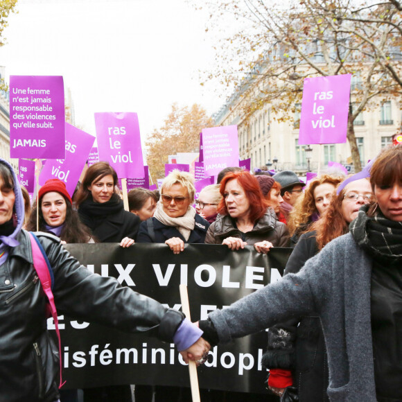 Marie Laguerre, Anna Mouglalis, Muriel Robin, Eva Darlan - Manifestation du mouvementNousToutes contre les violences sexistes et sexuelles à Paris, au départ de la place de l'Opéra jusqu'à la place de la République. Le 24 novembre 2018 © Céline Bonnarde / Bestimage