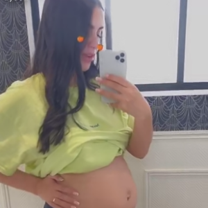 Camélia Benattia, enceinte et à six mois de grossesse, dévoile son ventre - Snapchat, 29 juillet 2020