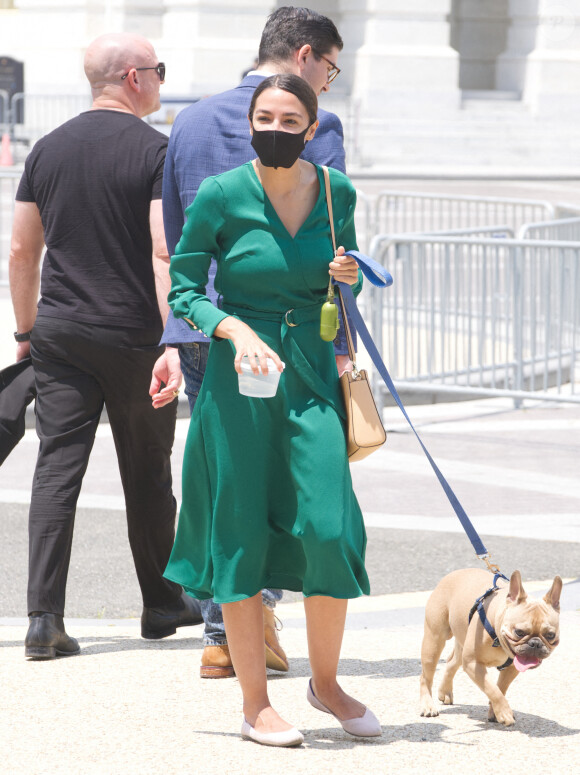 Alexandria Ocasio-Cortez promenant son chien, Deco, devant le Capitole à Washington le 25 juin 2020. ©Leigh Green/Splash News/ABACAPRESS.COM