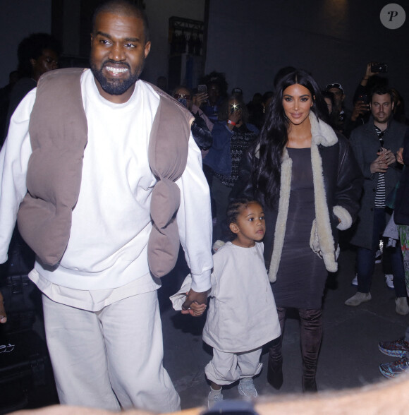 Exclusif -Kim Kardashian, Kanye West et leur fils Saint à Los Angeles, en coulisses du concert du rappeur, le 26 novembre 2019. 