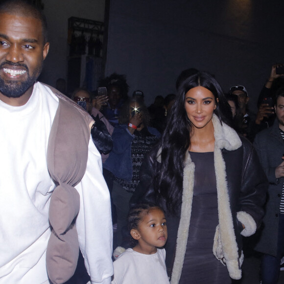 Exclusif -Kim Kardashian, Kanye West et leur fils Saint à Los Angeles, en coulisses du concert du rappeur, le 26 novembre 2019. 