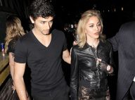 Madonna, avec son toy boy pour un défilé très classe ! Mais elle est presque... toute nue sous son blouson !