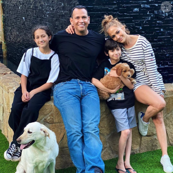 Jennifer Lopez a offert à son fils Max cet adorable labradoodle, croisement entre un labradore et un caniche. Juin 2020.