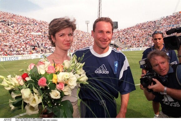 Jean-Pierre Papin et sa femme Florence au Stade Vélodrome à Marseille en mai 1999 lors du jubilé de JPP