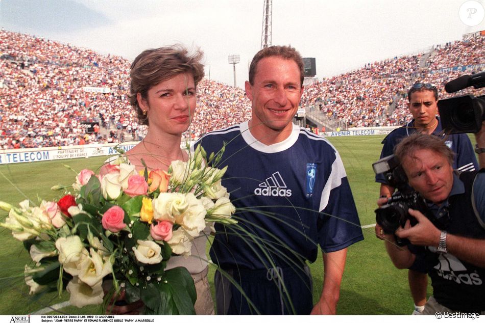 Jean-Pierre Papin et sa femme Florence au Stade Vélodrome à Marseille en mai 1999 lors du jubilé de JPP