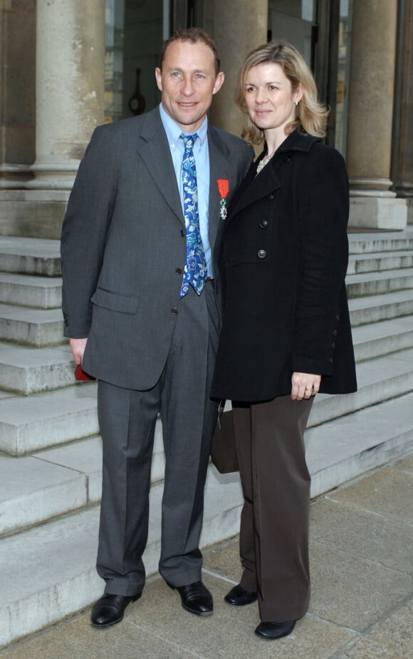 Jean-Pierre Papin avec sa femme Florence le 13 avril 2007 à l'Elysée à Paris après avoir reçu les insignes de chevalier dans l'ordre de la Légion d'honneur des mains de Jacques Chirac. ©Nicolas Khayat/ABACAPRESS.COM