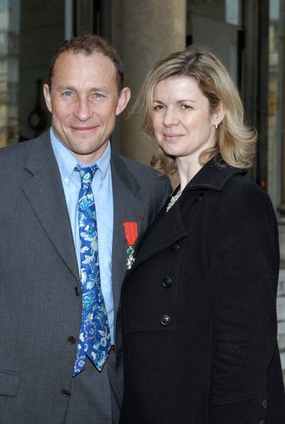 Jean-Pierre Papin avec sa femme Florence le 13 avril 2007 à l'Elysée à Paris après avoir reçu les insignes de chevalier dans l'ordre de la Légion d'honneur des mains de Jacques Chirac. ©Nicolas Khayat/ABACAPRESS.COM