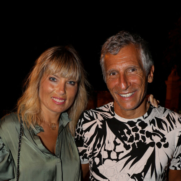 Exclusif - Nagui et sa femme Mélanie Page venus applaudir François-Xavier Demaison et François Berléand dans la pièce "Par le Bout du Nez" lors du Festival de Ramatuelle, le 2 août 2020. © Luc Boutria / Nice Matin / Bestimage