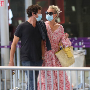 Exclusif - Laeticia Hallyday et son compagnon Pascal Balland prennent un vol à l'aéroport Roissy CDG pour une échappée à deux, sans enfants le 26 juin 2020.