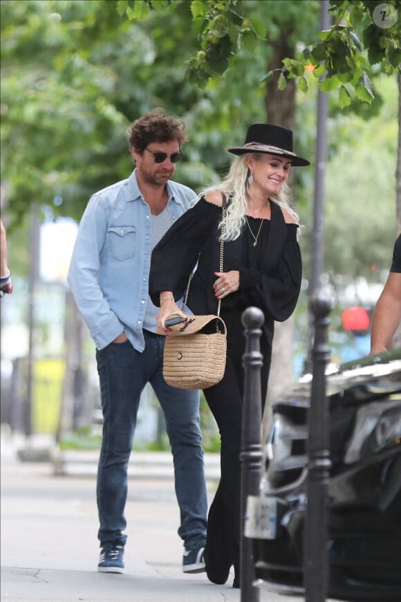 Exclusif - Laeticia Hallyday et son compagnon Pascal Balland sont allés dîner au restaurant "Joia" d'Hélène Darroze avec Liliane Jossua et Isabelle Camus à Paris. Laeticia et Pascal sont rentrés à Paris aujourd'hui après une échappée de trois jours à Florence, sans enfants, le 30 juin 2020.