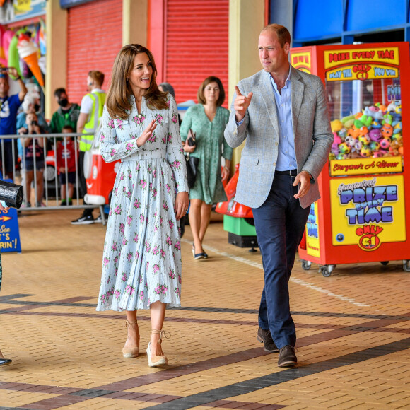 Le prince William et la duchesse Catherine de Cambridge (vêtue d'une robe Emilia Wickstead) visitaient le 5 août 2020 Barry Island, au Pays de Galles.