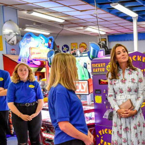 Le prince William et la duchesse Catherine de Cambridge (vêtue d'une robe Emilia Wickstead) visitaient le 5 août 2020 Barry Island, au Pays de Galles.