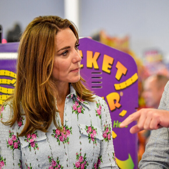 Le prince William et la duchesse Catherine de Cambridge (vêtue d'une robe Emilia Wickstead) visitaient le 5 août 2020 Barry Island, au Pays de Galles.