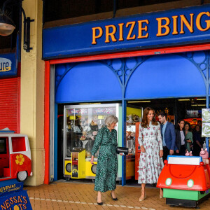 Le prince William et la duchesse Catherine de Cambridge (vêtue d'une robe Emilia Wickstead) visitaient le 5 août 2020 Barry Island, au Pays de Galles.