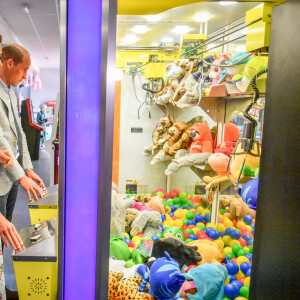 Le prince William et la duchesse Catherine de Cambridge ont tenté - en vain - de gagner une peluche aux machines à pinces lors de leur visite le 5 août 2020 à Barry Island, au Pays de Galles.